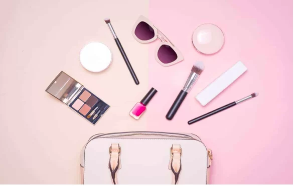 5 Make-up Essentials To Carry While Travelling